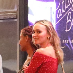 Exclusif - Lily-Rose Depp a dîné avec des amis au restaurant thaïlandais Pattaya Bay à Los Angeles le 26 juillet 2022. 