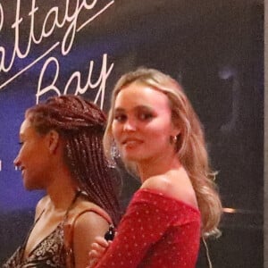 Exclusif - Lily-Rose Depp a dîné avec des amis au restaurant thaïlandais Pattaya Bay à Los Angeles le 26 juillet 2022. 