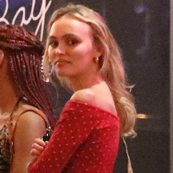 Exclusif - Lily-Rose Depp a dîné avec des amis au restaurant thaïlandais Pattaya Bay à Los Angeles. 