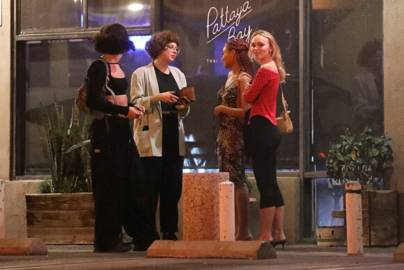 Exclusif - Lily-Rose Depp a dîné avec des amis au restaurant thaïlandais Pattaya Bay à Los Angeles le 26 juillet 2022. 