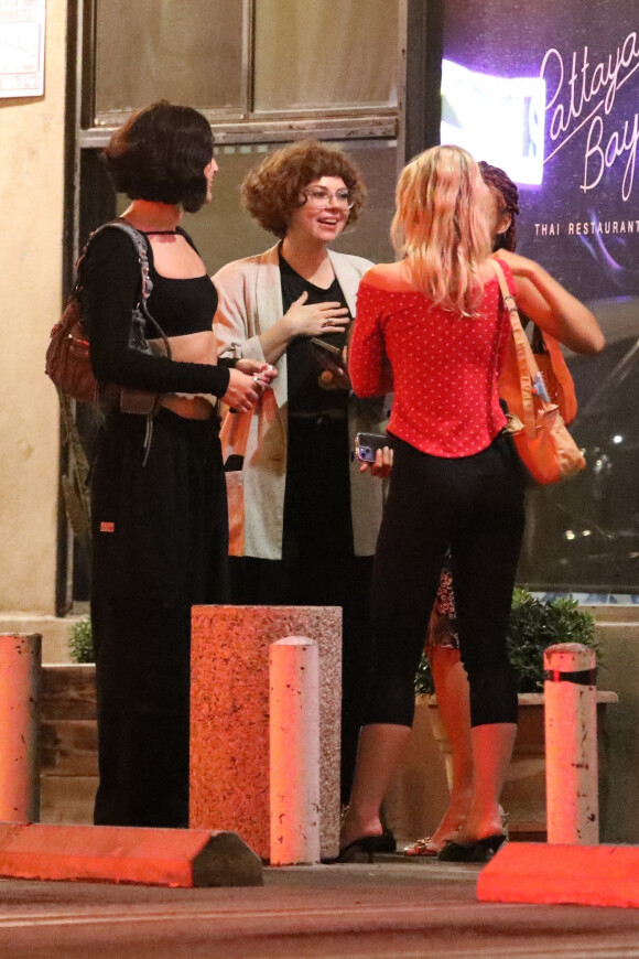 Exclusif - Lily-Rose Depp a dîné avec des amis au restaurant thaïlandais Pattaya Bay à Los Angeles le 26 juillet 2022. 