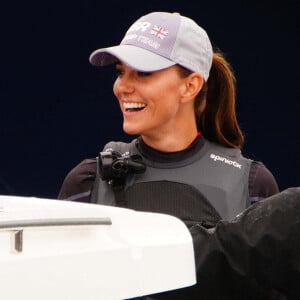 Kate Middleton rencontre l'équipe de Grande-Bretagne avant la course "Sail Grand Prix" à Plymouth, le 31 juillet 2022.