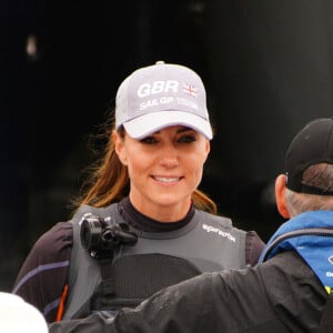 Kate Middleton rencontre l'équipe de Grande-Bretagne avant la course "Sail Grand Prix" à Plymouth, le 31 juillet 2022.