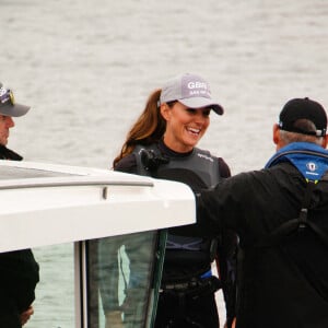 Kate Middleton rencontre l'équipe de Grande-Bretagne avant la course "Sail Grand Prix" à Plymouth, le 31 juillet 2022.