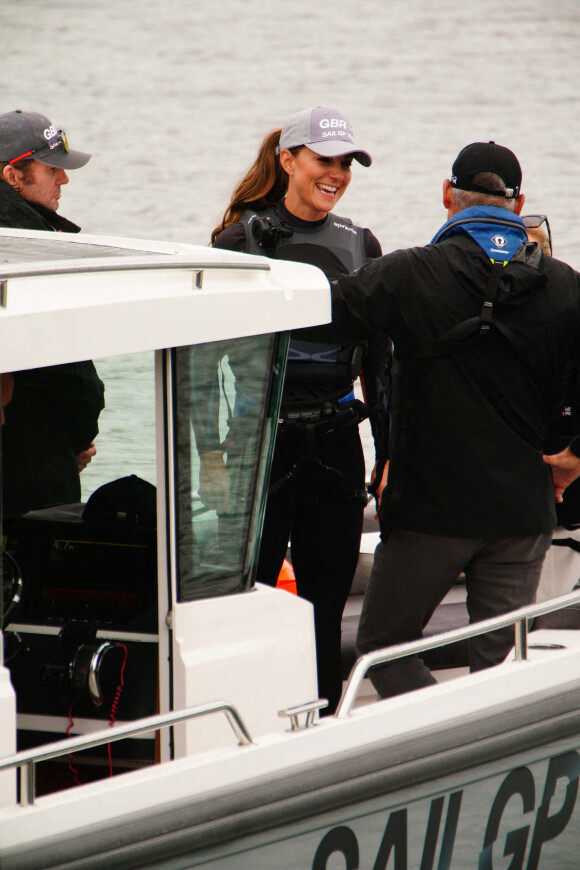 Kate Middleton rencontre l'équipe de Grande-Bretagne avant la course "Sail Grand Prix" à Plymouth, le 31 juillet 2022.
