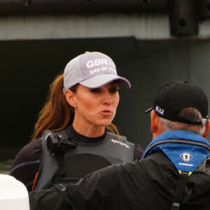 Kate Middleton rencontre l'équipe de Grande-Bretagne avant la course "Sail Grand Prix" à Plymouth, le 31 juillet 2022.