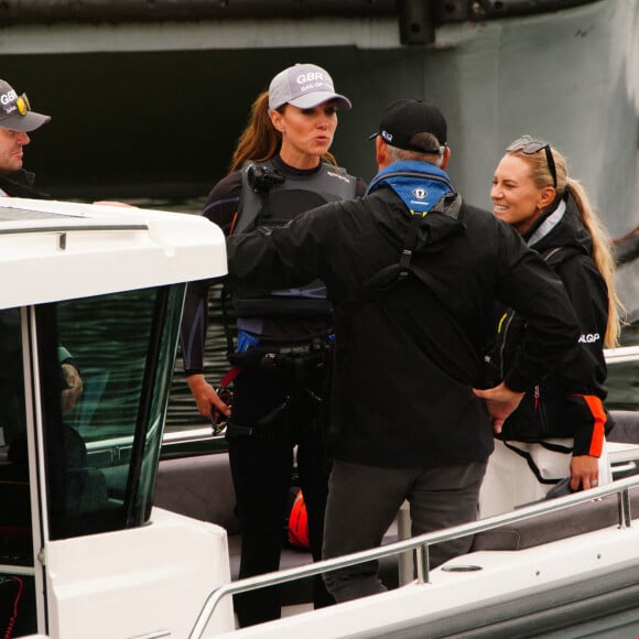 Kate Middleton rencontre l'équipe de Grande-Bretagne avant la course "Sail Grand Prix" à Plymouth, le 31 juillet 2022.