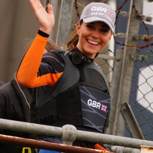 Kate Middleton rencontre l'équipe de Grande-Bretagne avant la course "Sail Grand Prix" à Plymouth, le 31 juillet 2022.