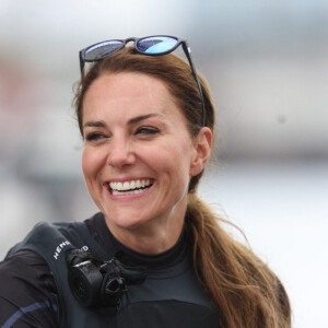 Kate Middleton, duchesse de Cambridge, rencontre l'équipe de Grande-Bretagne avant la course Sail Grand Prix à Plymouth, le 31 juillet 2022. 