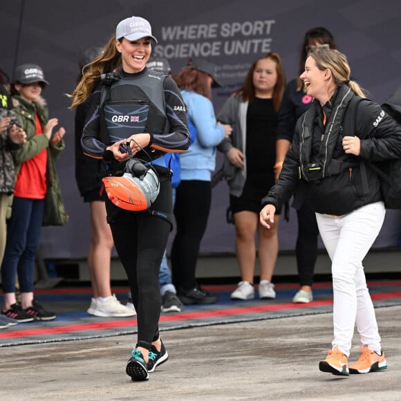 Kate Middleton, duchesse de Cambridge, rencontre l'équipe de Grande-Bretagne avant la course Sail Grand Prix à Plymouth, le 31 juillet 2022. 