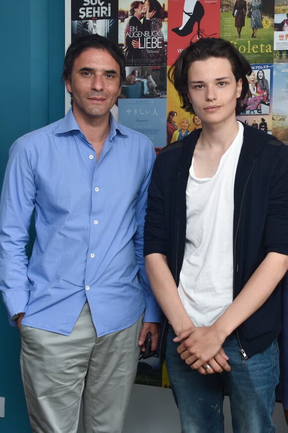 Samuel Benchetrit et son fils Jules Benchetrit (fils de Marie Trintignant) posant lors du 68 ème Festival International du Film de Cannes à Cannes le 18 mai 2015.