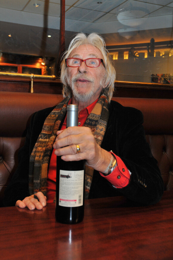 Pierre Richard participe à une présentation et à une dégustation de ses vins, à Narbonne