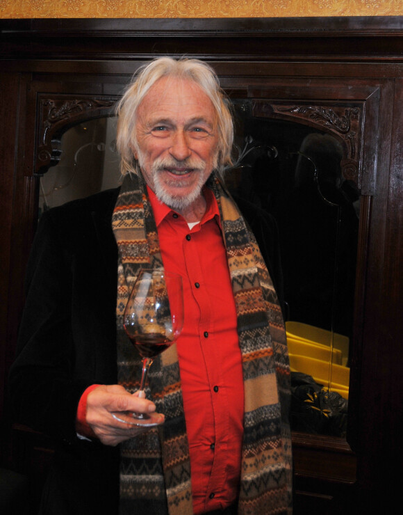 Le comedien francais Pierre Richard participe a une presentation et a une degustation de ses vins a Narbonne, le 10 decembre 2013.