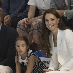 Le prince William, duc de Cambridge, et Catherine (Kate) Middleton, duchesse de Cambridge, avec la princesse Charlotte de Cambridge assistent au Jeux du Commonwealth au centre sportif de l'Université de Birmingham le 2 aout 2022.