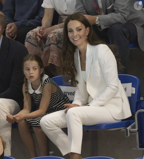 Le prince William, duc de Cambridge, et Catherine (Kate) Middleton, duchesse de Cambridge, avec la princesse Charlotte de Cambridge assistent au Jeux du Commonwealth au centre sportif de l'Université de Birmingham le 2 aout 2022.