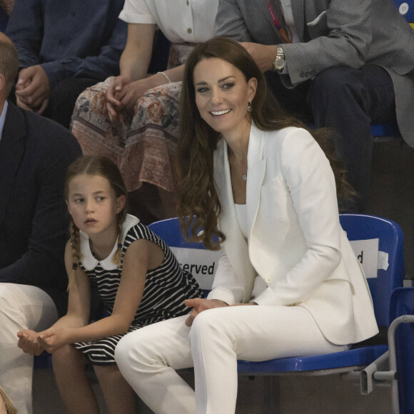 Le prince William, duc de Cambridge, et Catherine (Kate) Middleton, duchesse de Cambridge, avec la princesse Charlotte de Cambridge assistent au Jeux du Commonwealth au centre sportif de l'Université de Birmingham le 2 aout 2022.