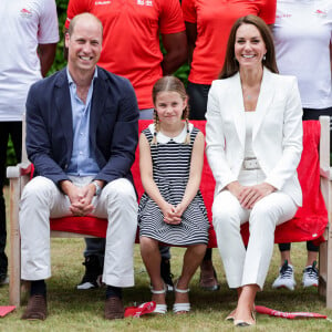 Le prince William, duc de Cambridge, et Catherine (Kate) Middleton, duchesse de Cambridge, avec la princesse Charlotte de Cambridge visitent l'association "SportsAid House" en marge des Jeux du Commonwealth de Birmingham, le 2 août 2022.