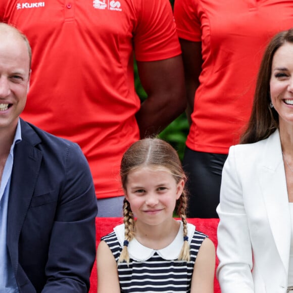 Le prince William, duc de Cambridge, et Catherine (Kate) Middleton, duchesse de Cambridge, avec la princesse Charlotte de Cambridge visitent l'association "SportsAid House" en marge des Jeux du Commonwealth de Birmingham, le 2 août 2022.