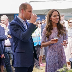 Le prince William, duc de Cambridge, et Catherine (Kate) Middleton, duchesse de Cambridge, lors d'une visite à la toute première journée du comté de Cambridgeshire à l'hippodrome July à Newmarket, Royaume Uni, le 23 juin 2022.