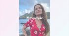 Carole Dechantre (Les Mystères de l'amour) dévoile son fessier en gros plan et impressionne