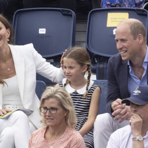 Le prince William, duc de Cambridge, et Catherine (Kate) Middleton, duchesse de Cambridge, avec la princesse Charlotte de Cambridge assistent au Jeux du Commonwealth au centre sportif de l'Université de Birmingham le 2 aout 2022.