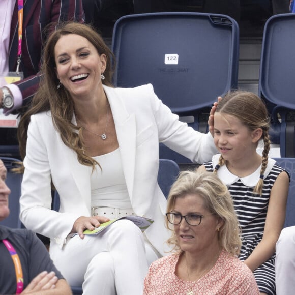 Le prince William, duc de Cambridge, et Catherine (Kate) Middleton, duchesse de Cambridge, avec la princesse Charlotte de Cambridge assistent au Jeux du Commonwealth au centre sportif de l'Université de Birmingham le 2 aout 2022.