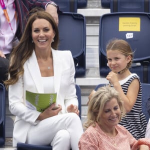 Le prince William, duc de Cambridge, et Catherine (Kate) Middleton, duchesse de Cambridge, avec la princesse Charlotte de Cambridge assistent au Jeux du Commonwealth au centre sportif de l'Université de Birmingham le 2 aout 2022.