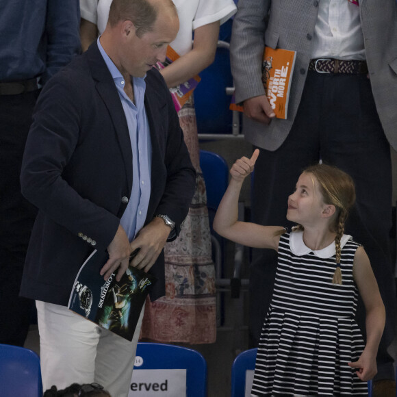 Le prince William, duc de Cambridge, et Catherine (Kate) Middleton, duchesse de Cambridge, avec la princesse Charlotte de Cambridge assistent au Jeux du Commonwealth au centre sportif de l'Université de Birmingham le 2 aout 2022.