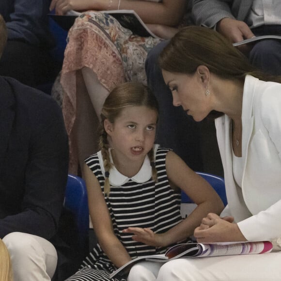 Le prince William, duc de Cambridge, et Catherine (Kate) Middleton, duchesse de Cambridge, avec la princesse Charlotte de Cambridge assistent au Jeux du Commonwealth au centre sportif de l'Université de Birmingham le 2 aout 2022.