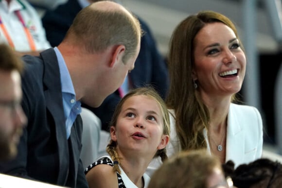 Le prince William, duc de Cambridge, et Catherine (Kate) Middleton, duchesse de Cambridge, avec la princesse Charlotte de Cambridge encouragent l'équipe de natation lors des Jeux du Commonwealth de Birmingham, le 2 août 2022.