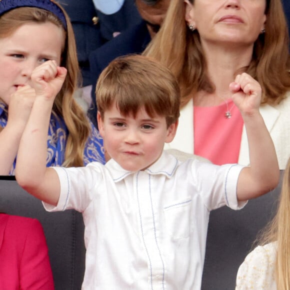 Kate Catherine Middleton, duchesse de Cambridge, le prince Louis, la princesse Charlotte - La famille royale d'Angleterre lors de la parade devant le palais de Buckingham, à l'occasion du jubilé de la reine d'Angleterre. Le 5 juin 2022 