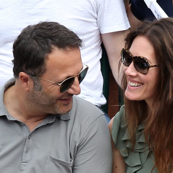 Arthur (Jacques Essebag) et sa compagne Mareva Galanter dans les tribunes lors de la finale homme des Internationaux de Tennis de Roland-Garros à Paris, le 11 juin 2017. © Jacovides-Moreau/Bestimage