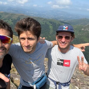 Bixente Lizarazu avec son fils Tximista et un ami au Pays Basque le 6 août 2022.