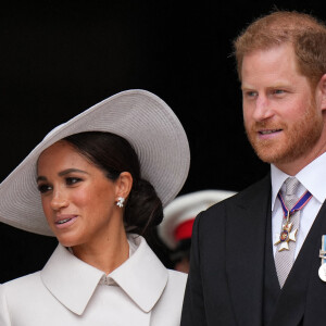 Le prince Harry, duc de Sussex, Meghan Markle, duchesse de Sussex, et Zara Phillips (Zara Tindall) - Les membres de la famille royale et les invités à la sortie de la messe du jubilé, célébrée à la cathédrale Saint-Paul de Londres, Royaume Uni, le 3 juin 2022. 