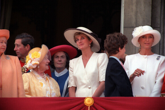 La Reine Mère, Elizabeth Bowes-Lyon, parle avec Lady Diana sur le balcon de Buckingham Palace après Trooping The Colour à Londres en 1992. Photo by Ron Bell/PA Wire/ABACAPRESS.COM