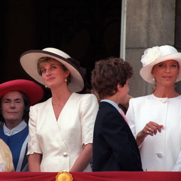 La Reine Mère, Elizabeth Bowes-Lyon, parle avec Lady Diana sur le balcon de Buckingham Palace après Trooping The Colour à Londres en 1992. Photo by Ron Bell/PA Wire/ABACAPRESS.COM