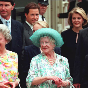 La famille royale prend du temps dehors pour les 94 ans de la Reine Mère, Elizabeth Bowes-Lyon. De gauche à droite : la princesse Anne, la reine, le Commandeur Lawrence, le vicomte Linley, la Reine Mère, la vicomtesse Linley, Peter Phillips, le prince William et Angus Ogivily - 4 septembre 1994