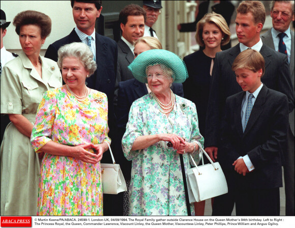 La famille royale prend du temps dehors pour les 94 ans de la Reine Mère, Elizabeth Bowes-Lyon. De gauche à droite : la princesse Anne, la reine, le Commandeur Lawrence, le vicomte Linley, la Reine Mère, la vicomtesse Linley, Peter Phillips, le prince William et Angus Ogivily - 4 septembre 1994