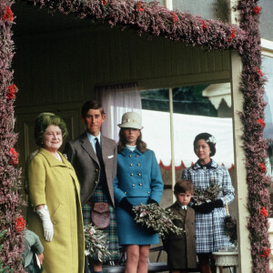 La reine mère, le prince Charles portant un kilt, la princesse Anne, Lord Linley et la princesse Margaret dans les années 60. 