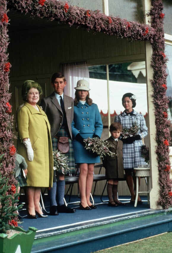 La reine mère, le prince Charles portant un kilt, la princesse Anne, Lord Linley et la princesse Margaret dans les années 60. 