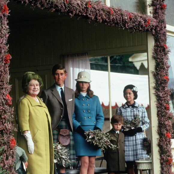La reine mère, le prince Charles portant un kilt, la princesse Anne, Lord Linley et la princesse Margaret dans les années 60. 