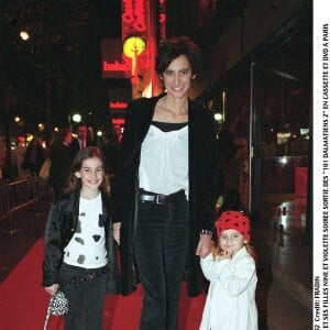 Inès de la Fressange et ses filles Nine et Violette, en 2002