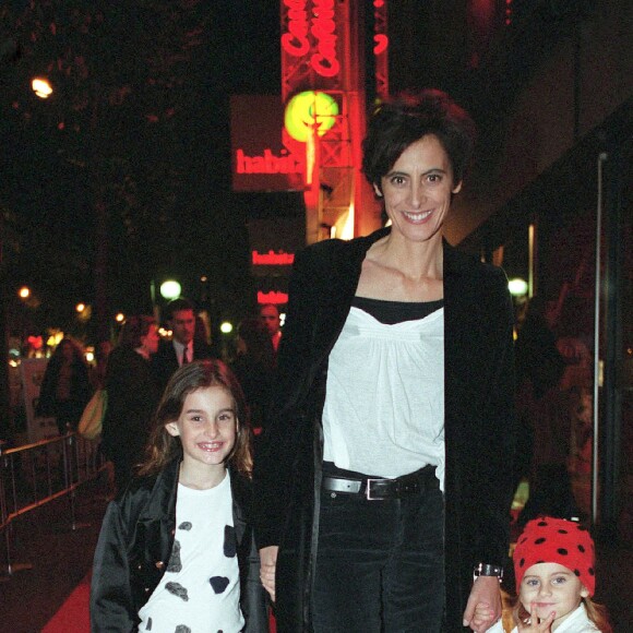 Inès de la Fressange et ses filles Nine et Violette, en 2002