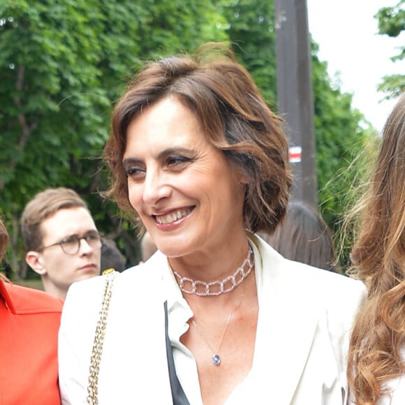 Inès de la Fressange et ses filles Nine et Violette - Arrivées des people au 2ème défilé de mode Haute-Couture automne-hiver 2016/2017 "Chanel" au Grand Palais à Paris. Le 5 juillet 2016. © CVS-Veeren / Bestimage