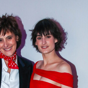 Semi-Exclusif - Inès de la Fressange et sa fille Nine d'Urso - People au dîner de l'association AEM (Un Avenir pour les Enfants du Monde), au profit des enfants du Rwanda, au Pavillon Ledoyen à Paris. Le 24 mars 2022 © Borde-Rindoff / Bestimage