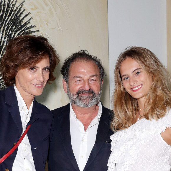 Semi-exclusif - Denis Olivennes (président-directeur général de Lagardère Active) entre Inès de La Fressange et sa fille Violette d'Urso - A l'occasion du lancement des Journées Européennes du Patrimoine, Kering organise un cocktail au sein de son siège à Paris, France, le 14 septembre 2018. © Olivier Borde/Bestimage