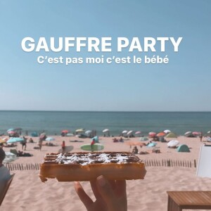 Capucine Anav mange une gauffre à la plage