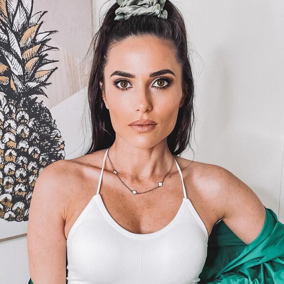 Capucine Anav pose sur Instagram