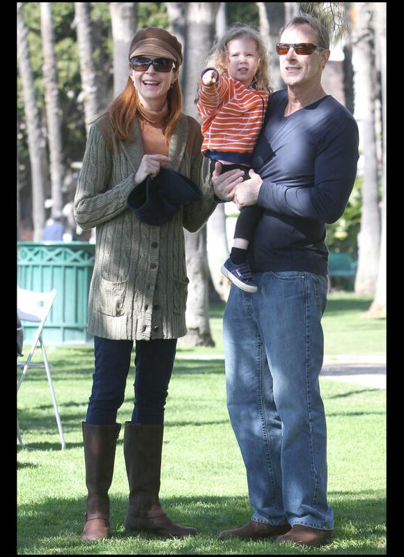 Promenade familiale pour Marcia Cross, son mari et ses jumelles Eden et Savannah (7 février 2010, Californie)