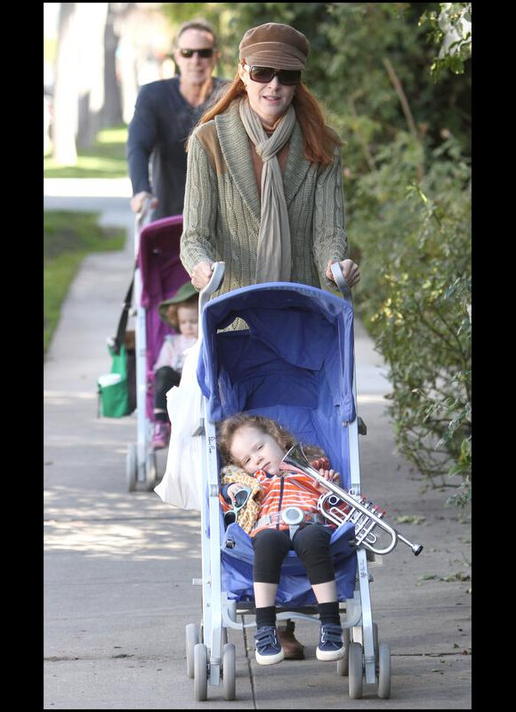 Promenade familiale pour Marcia Cross, son mari et ses jumelles Eden et Savannah (7 février 2010, Californie)